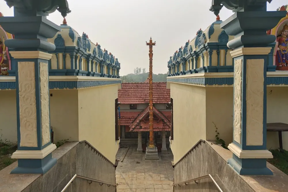 Bhagavathy Shri Durga Parameshwari Temple road view