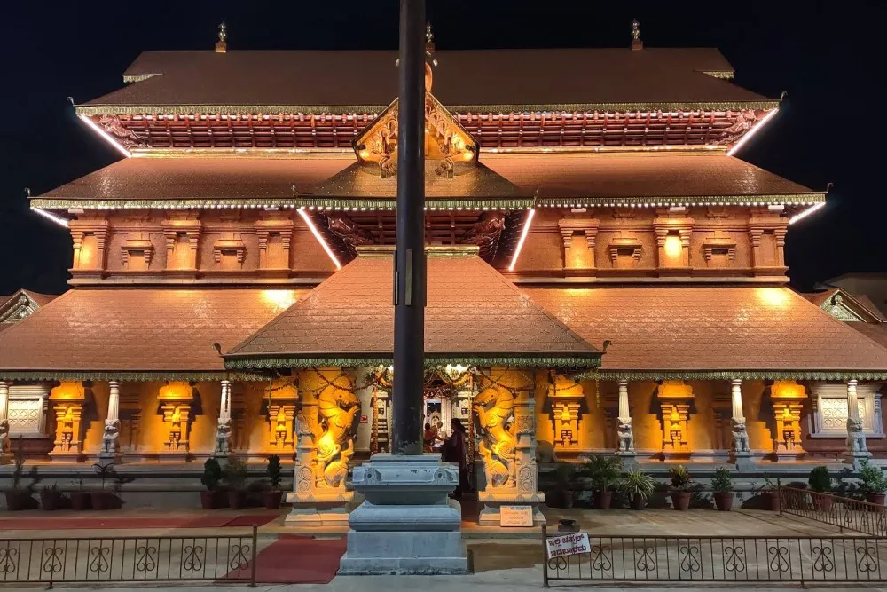 Kadiyali Mahishamardini Temple night view