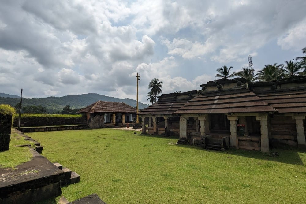 Shree Neminaatha Swami Basadi Varanga Hebri view