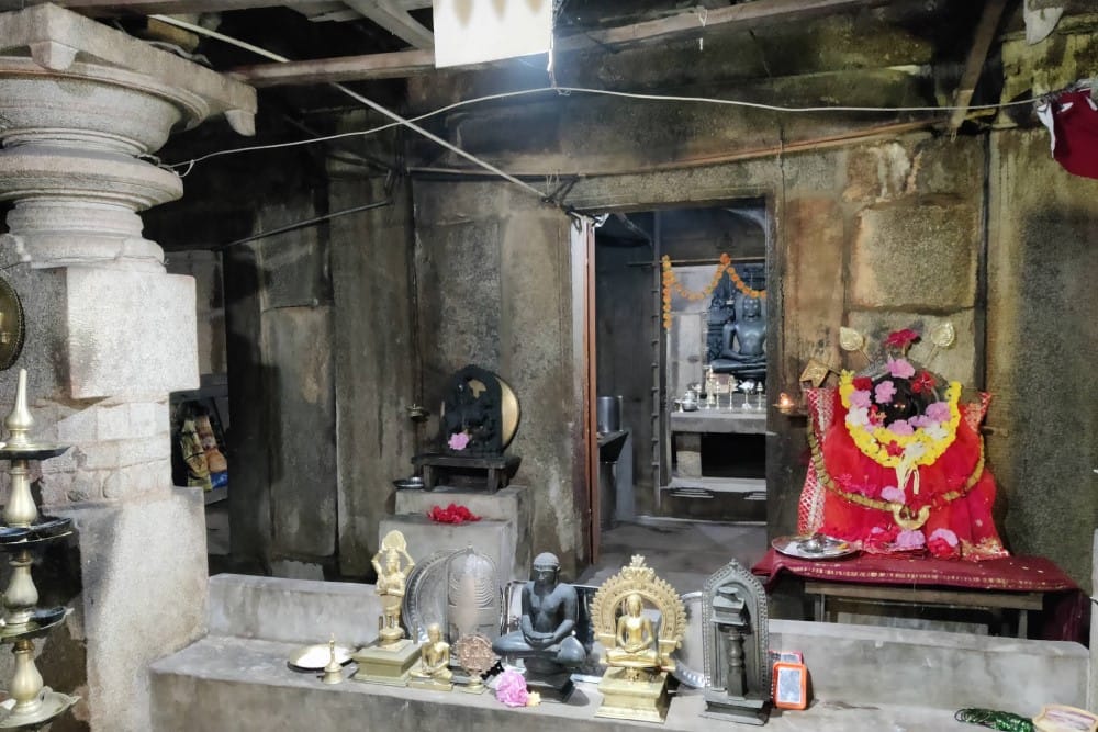 Shree Neminaatha Swami Basadi Varanga Inside